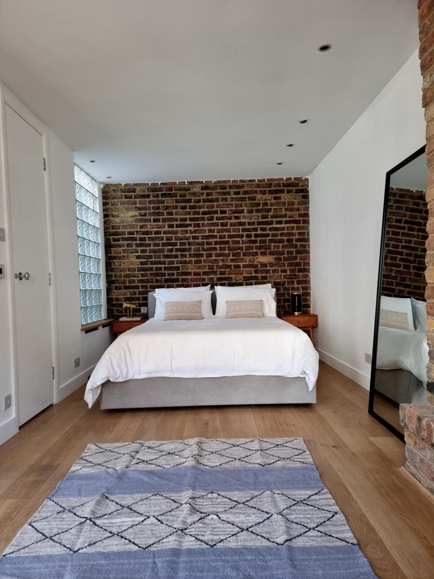 Hyde Park Mews *
