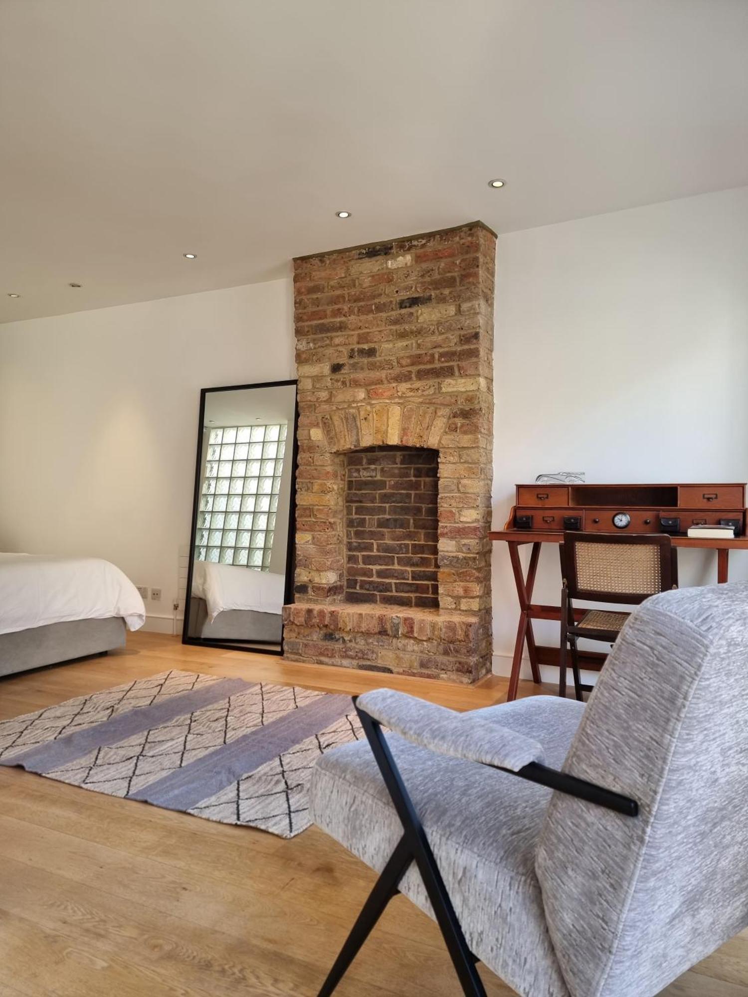 Hyde Park Mews *